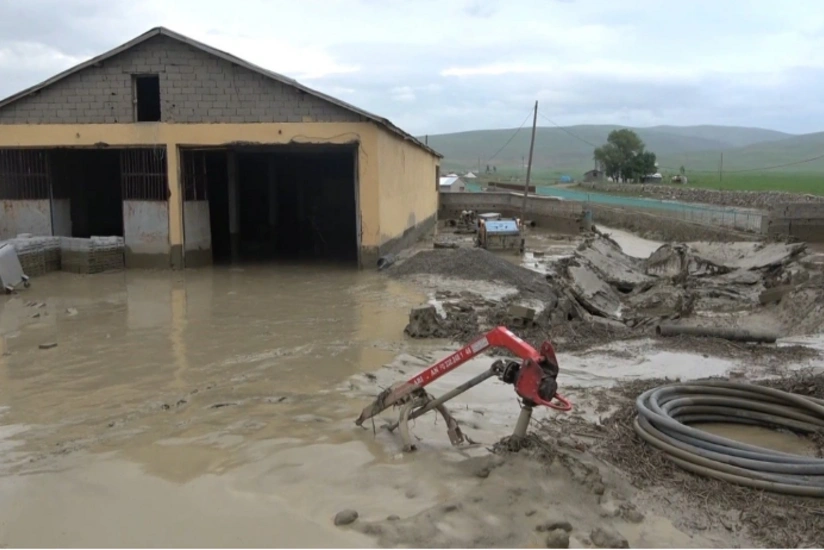 Türkiyədə sel onlarla evi və bir körpünü dağıdıb