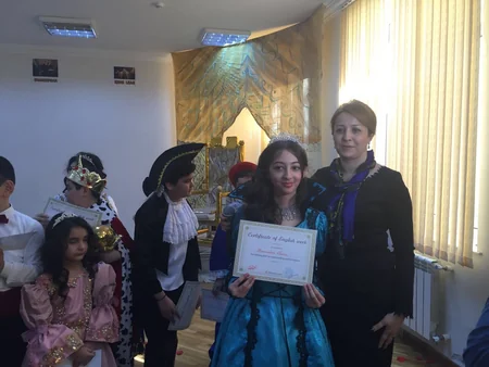 Bakı məktəbliləri Şekspirin Kral Lir əsərini ingilis dilində səhnələşdirib - FOTO