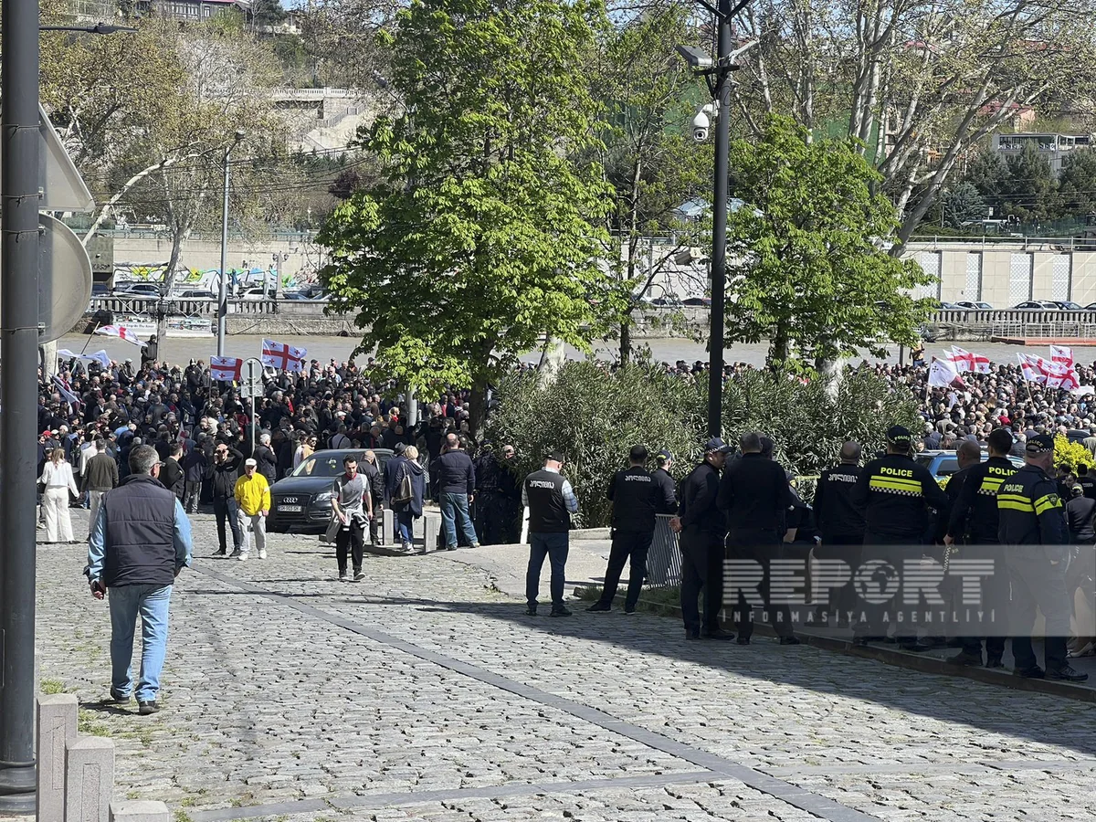 В Тбилиси перед штаб-квартирой правящей партии проходит акция протеста