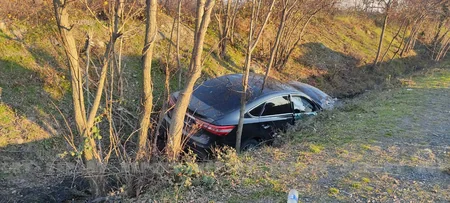Qaxda qəzaya uğrayan avtomobil kanala aşıb, xəsarət alanlar var