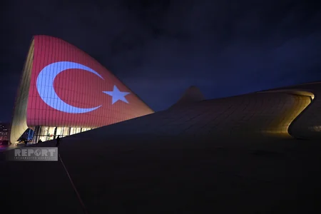 Heydər Əliyev Mərkəzi Türkiyə bayrağı ilə işıqlandırılıb