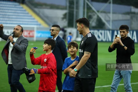 Mesut Özil Bakıda uşaqlarla futbol oynayıb - FOTOREPORTAJ