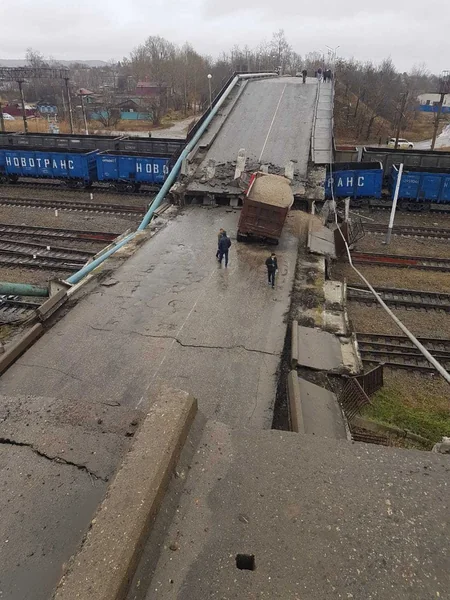 В России на железнодорожные пути рухнул мост - ВИДЕО