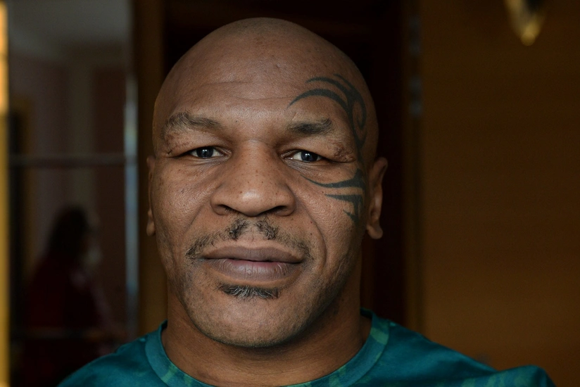 Майк Тайсон до крови избил пассажира в самолете