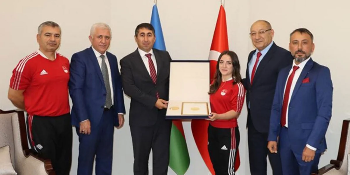 İlham Əliyev Ermənistandakı çempionluğunu Azərbaycana həsr edən türkiyəli idmançıya medalın xüsusi hazırlanmış surətini hədiyyə edib