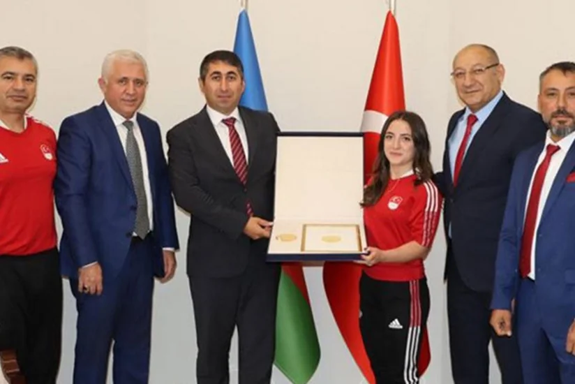 İlham Əliyev Ermənistandakı çempionluğunu Azərbaycana həsr edən türkiyəli idmançıya medalın xüsusi hazırlanmış surətini hədiyyə edib