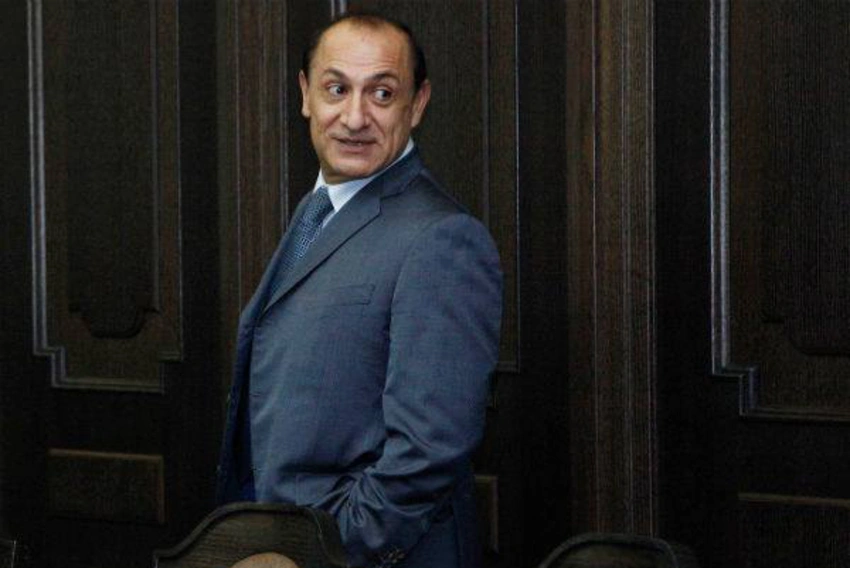 ​Aylıq maaşı 2,5 min dollar olan erməni səfir 174 min dollarlıq mənzil alıb
