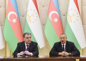 Президент Ильхам Алиев поздравил Эмомали Рахмона