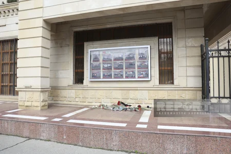 Crocus City Hallda baş verən terrorla bağlı Rusiyanın Bakıdakı səfirliyinin qarşısına gül dəstələri düzülür - VİDEO