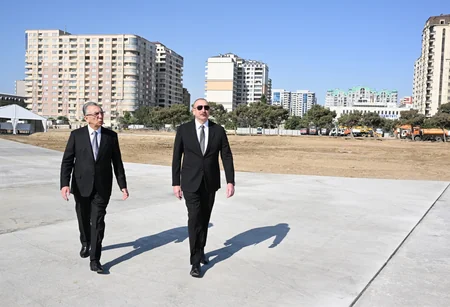 Prezident Bakıda “Gənclik” metrosu yanında yaradılan yeni parkda işlərin gedişi ilə tanış olub