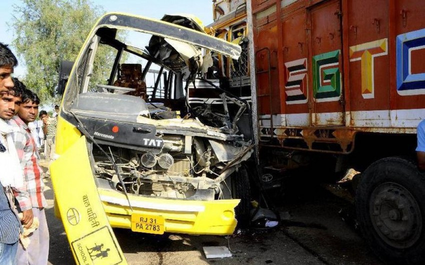 Hindistanda avtobusla yük maşınının toqquşması nəticəsində azı 15 nəfər ölüb