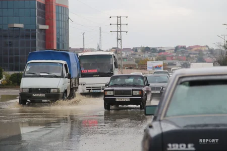 Bakının yağış mənzərəsi: avtomobil və piyada yolları su altında qalıb - FOTOREPORTAJ