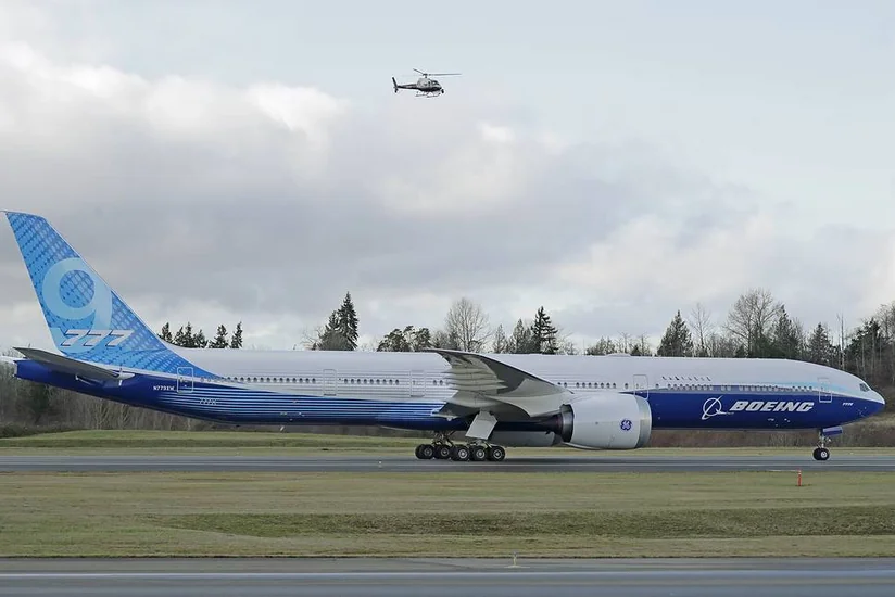 Лайнер Boeing 777X завершил первый испытательный полет