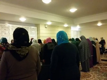 ​Heydər məscidində növbəti vəhdət namazı qılınıb, BƏƏ-nin Bakıdakı konsulu namazda iştirak edib - FOTO