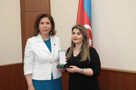 Bahar Muradova “Tərəqqi” medalı ilə təltif olunan qadınların mükafatlarını təqdim edib