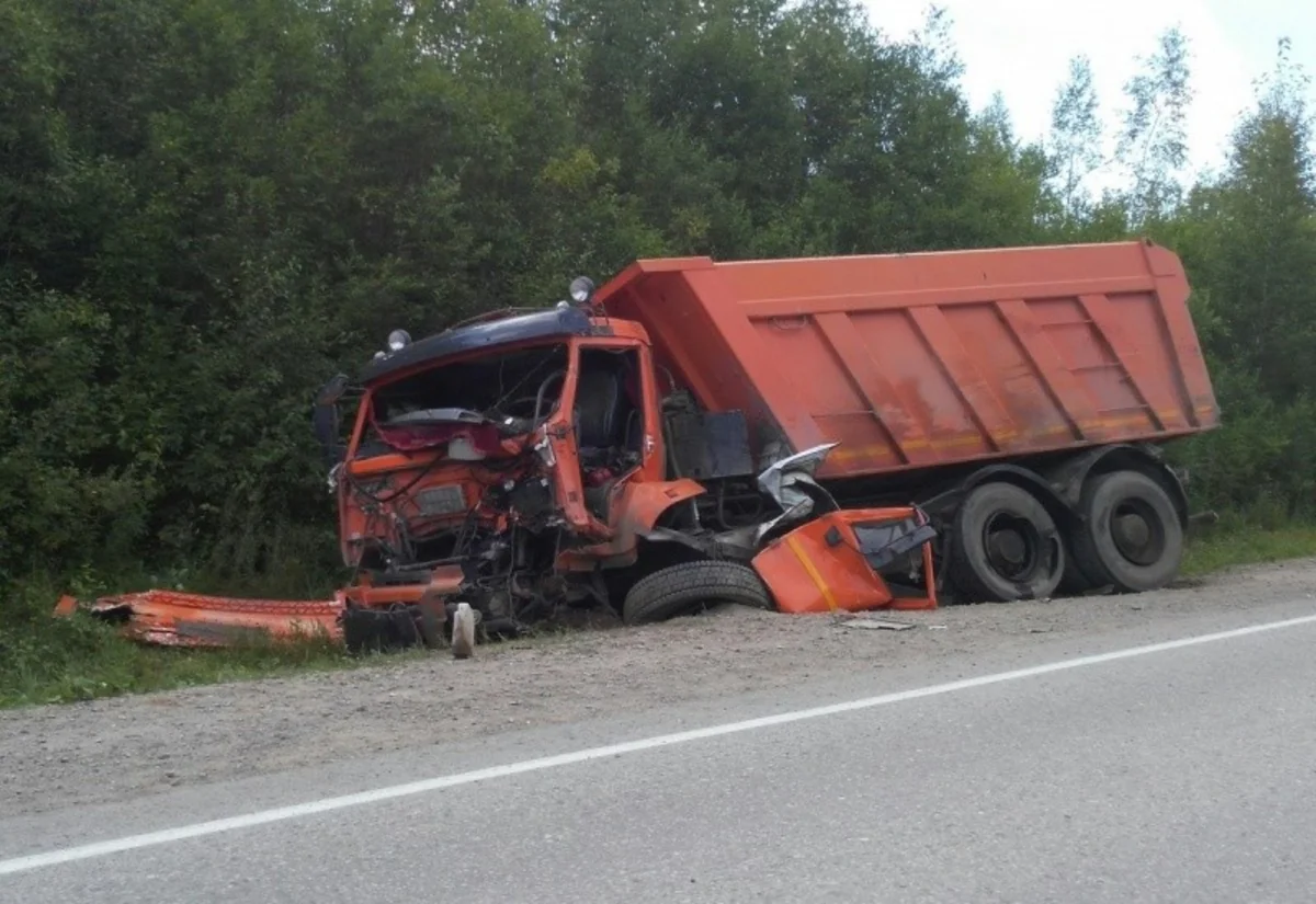 Zaqatalada yük maşını traktorla toqquşub