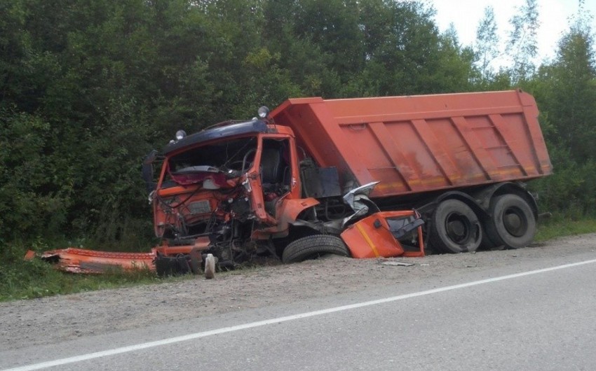 Zaqatalada yük maşını traktorla toqquşub