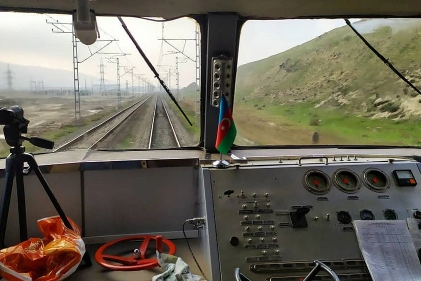 Bakıda avtomobil elektrovozla toqquşub, ölən və yaralanan var