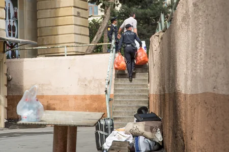 Yanğın baş verən binanın sakinləri evlərindən əşyalarını çıxarıblar - FOTOREPORTAJ