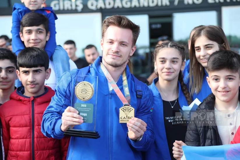 Dünya Kubokunda qızıl medal qazanan Azərbaycan gimnastı Vətənə qayıdıb