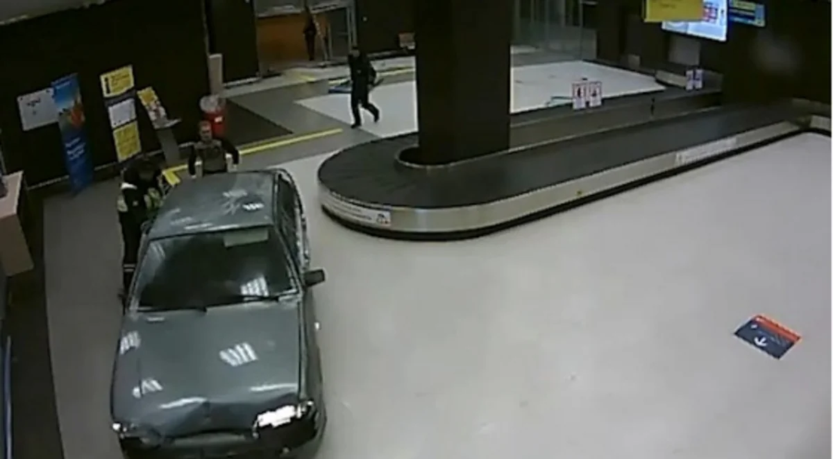 Опубликовано видео, как водитель протаранил аэропорт в Казани, уходя от погони полиции - ВИДЕО