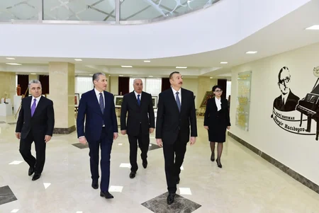 Dövlət başçısı Sumqayıtda “Kimyaçı” Mədəniyyət Sarayında yaradılan şəraitlə tanış olub