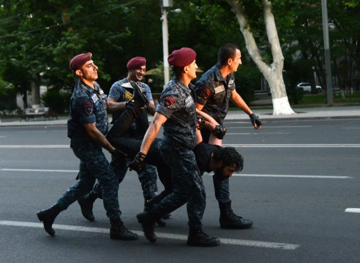 Перестрелка в Армении, есть убитые и раненые