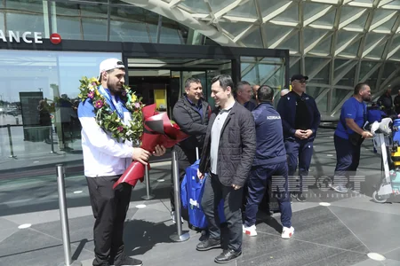 Dünya Kubokunda üç gümüş medal qazanan Azərbaycan ağırlıqqaldıranı Vətənə qayıdıb