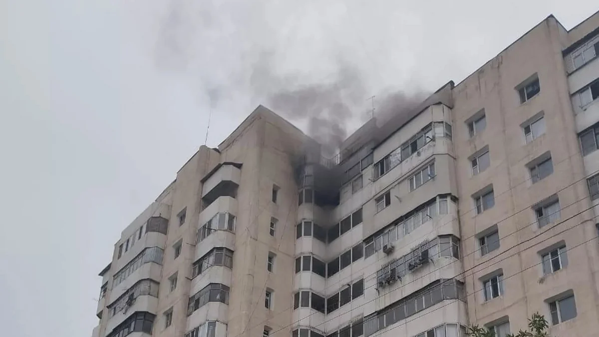 В Бишкеке из горящего дома спасли 10 человек, еще 50 эвакуировали