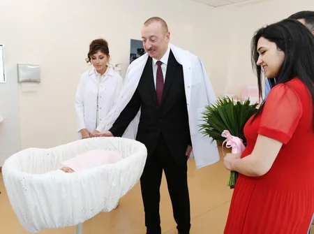 Prezident və birinci xanım Azərbaycanın 10 milyonuncu sakininin valideynləri ilə görüşüblər - FOTOLAR - YENİLƏNİB