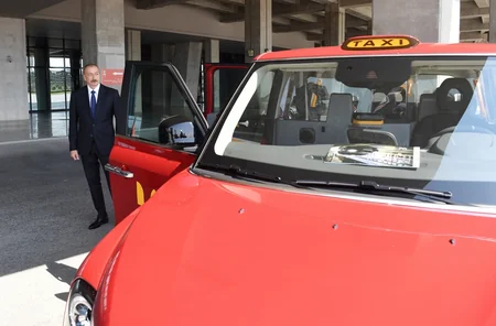 İlham Əliyev Bakıya gətirilmiş yeni London taksiləri ilə tanış olub