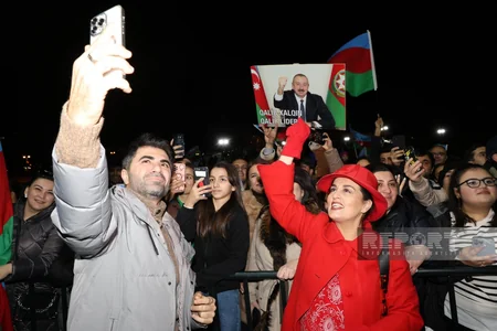 Bakıda Heydər Əliyev Mərkəzinin qarşısında xalq seçkinin ilkin nəticələrini izdihamla qeyd edir