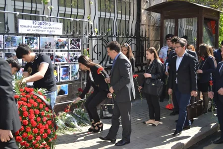 Rusiyanın azərbaycan diasporasının nümayəndələri Bakıda yanğında həlak olanların xatirəsini yad edib