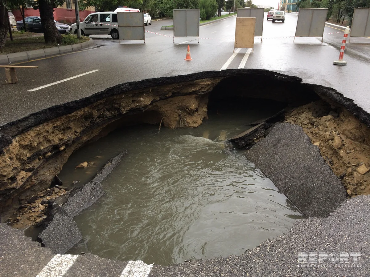 Bakıda kanalizasiya xətti partladı, “Azəravtoyol”un çəkdiyi yol çökdü - FOTO