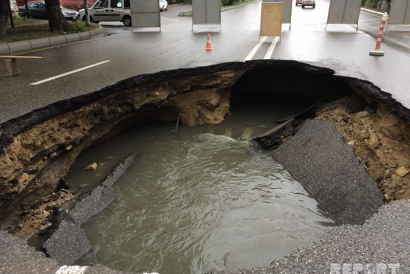 Bakıda kanalizasiya xətti partladı, “Azəravtoyol”un çəkdiyi yol çökdü - FOTO