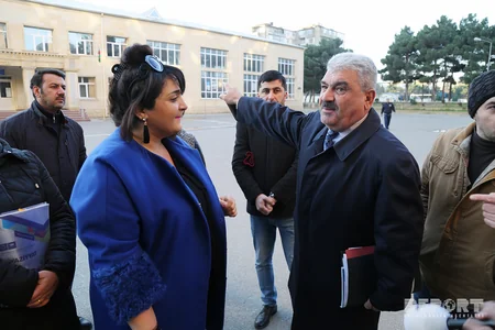 Bakıda orta məktəbin qapılarının bağlanması valideyn və şagirdləri narazı salıb - VİDEO