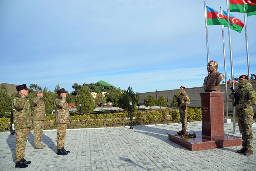 Azerbaijani defense minister visits military unit of Special Forces