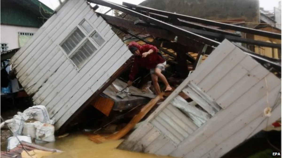 Typhoon Hagupit sweeps across Philippines