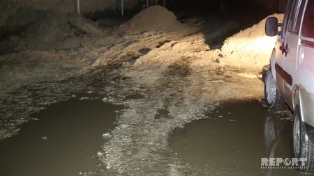 Bakıda su borusu partlayıb, 10 evi su basıb - VİDEO