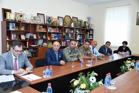 Azad Rəhimov aprel döyüşlərində iştirak etmiş zabitlərlə görüşüb