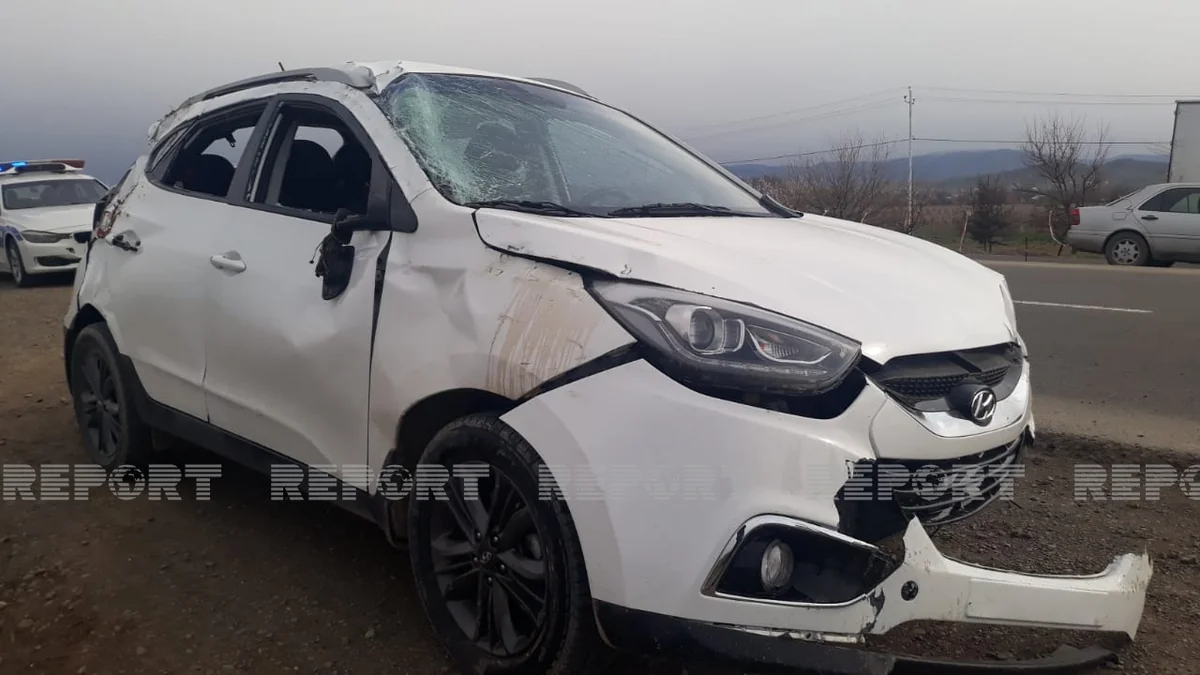 В Товузе перевернулся автомобиль, пятеро пострадавших