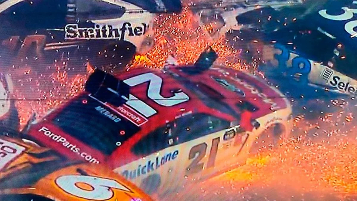 На гонках NASCAR в США столкнулись двадцать машин - ВИДЕО