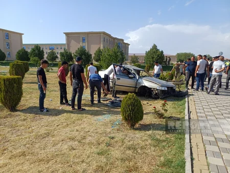 Naxçıvanda avtomobil bordürə dəyərək aşıb