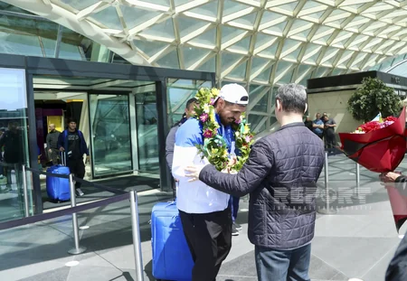 Dünya Kubokunda üç gümüş medal qazanan Azərbaycan ağırlıqqaldıranı Vətənə qayıdıb