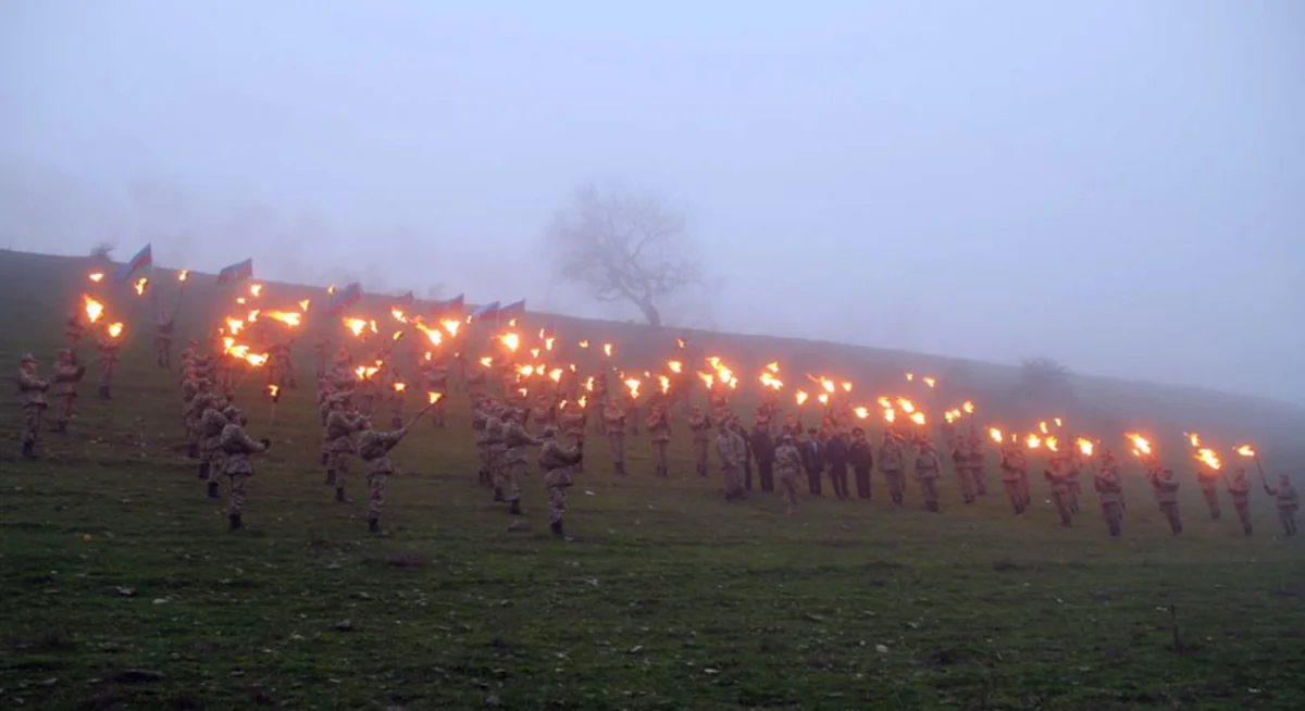 Hərbi qulluqçular məşəllərlə Qanlı dərəyə yürüş ediblər