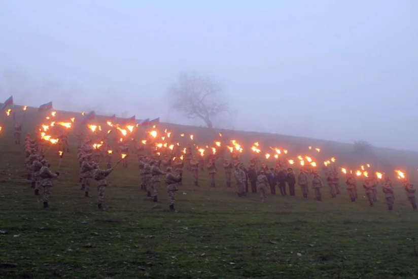 Hərbi qulluqçular məşəllərlə Qanlı dərəyə yürüş ediblər
