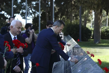 Türkiyənin Müdafiə Sənayesi Komitəsinin sədri Şəhidlər xiyabanını və “Türk şəhidliyi” abidəsini ziyarət edib - YENİLƏNİB