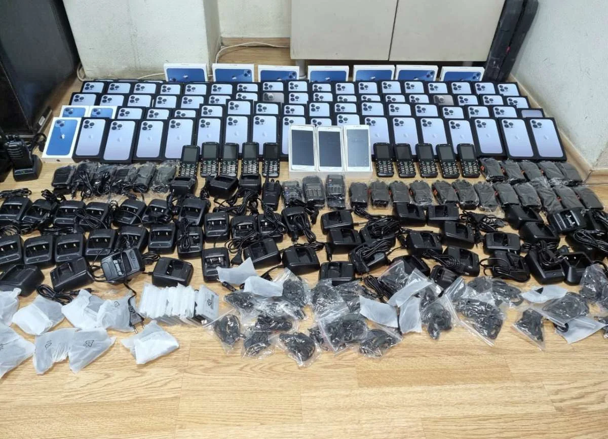 Azərbaycan gömrükçüləri mobil telefon və aksesuarlarını müsadirə edib