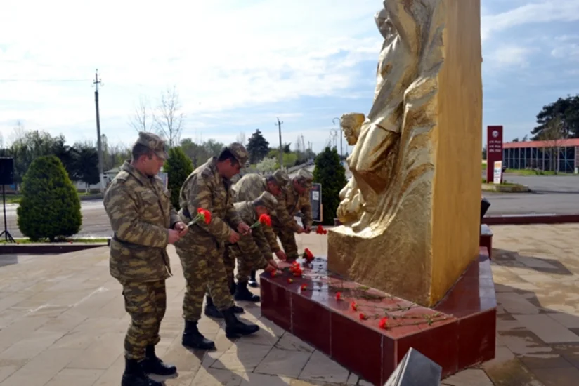 Əsgərlər Beyləqanda Azərbaycanlıların soyqırımı abidə-kompleksini ziyarət ediblər