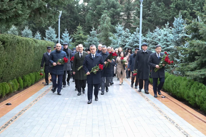Səhiyyə Nazirliyinin rəhbər şəxsləri Heydər Əliyevin məzarını ziyarət ediblər